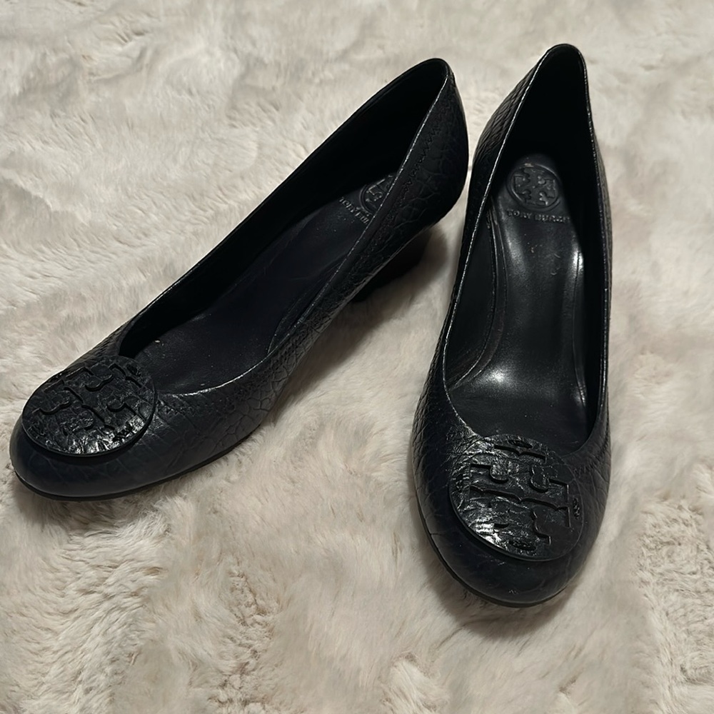 Tory Burch navy crocodile embossed leather size 10.5